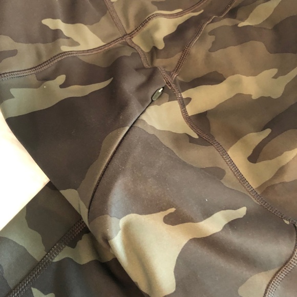 Athleta Camo Contender Tight Size Large - Picture 4 of 5